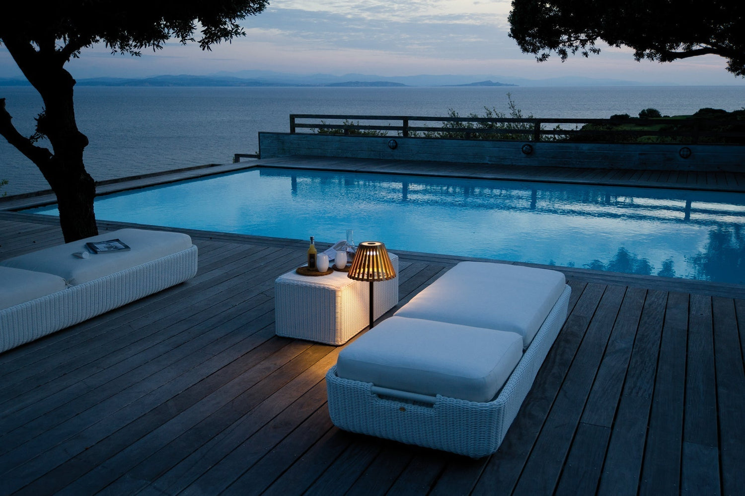 Unopiù Agorà Sofa als modulare Outdoor-Lounge auf moderner Terrasse, Gesamtansicht mit klarer Linienführung