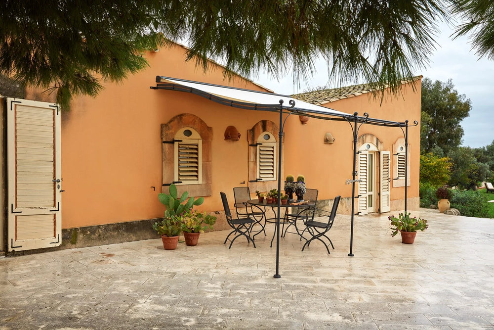 Mit den Überdachungen von Unopiu Solaire im typisch italienischen Stil entsteht ein intimer Rückzugsort, der den Außenbereich eindrucksvoll verschönert.