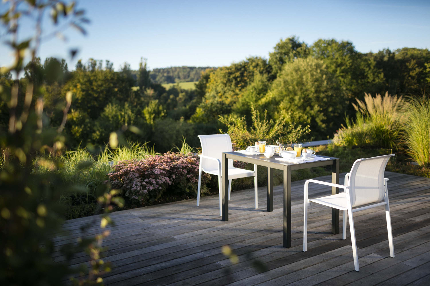 Todus Puro Essgruppe aus Edelstahl auf einer Terrasse