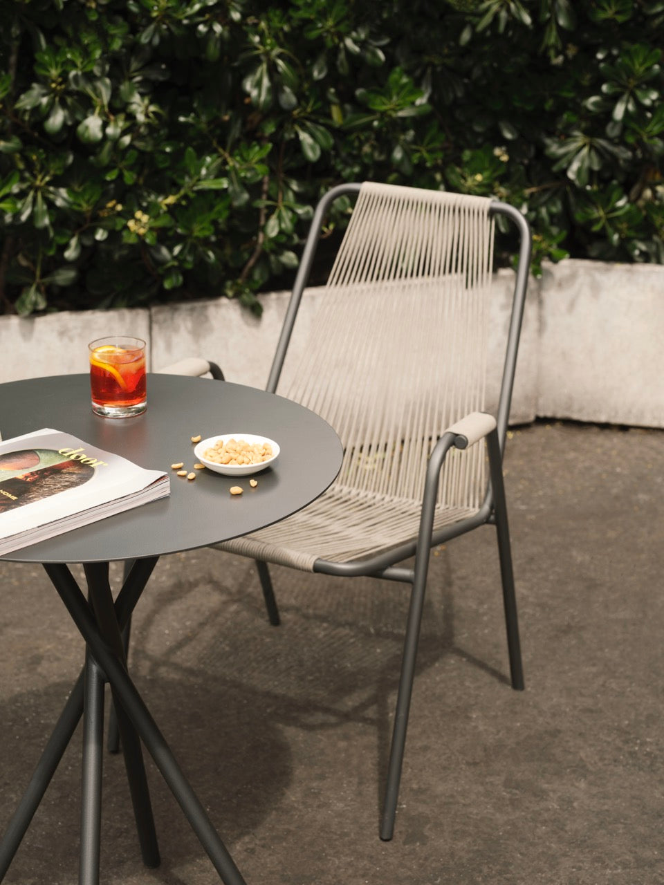 Unopiù Coco Kollektion – Essgruppe mit Gartenstuhl, Tisch und Loungesessel im Outdoor-Bereich
