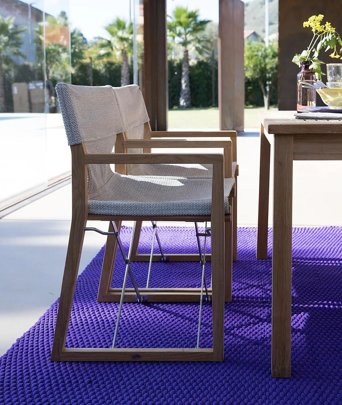 Unopiù Cosette Armlehnenstuhl, Teakholz, Textilgewebe Taubengrau, Outdoor Terrasse
