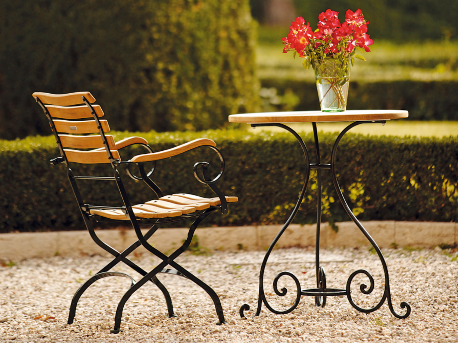 Weishäupl Classic Stuhl und Tisch aus Teak und Schmiedeeisen im Garten