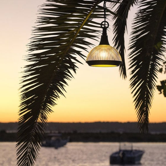 Roger Pradier Boléro Hängeleuchte aus Aluminiumguss bei Sonnenuntergang auf mediterraner Terrasse