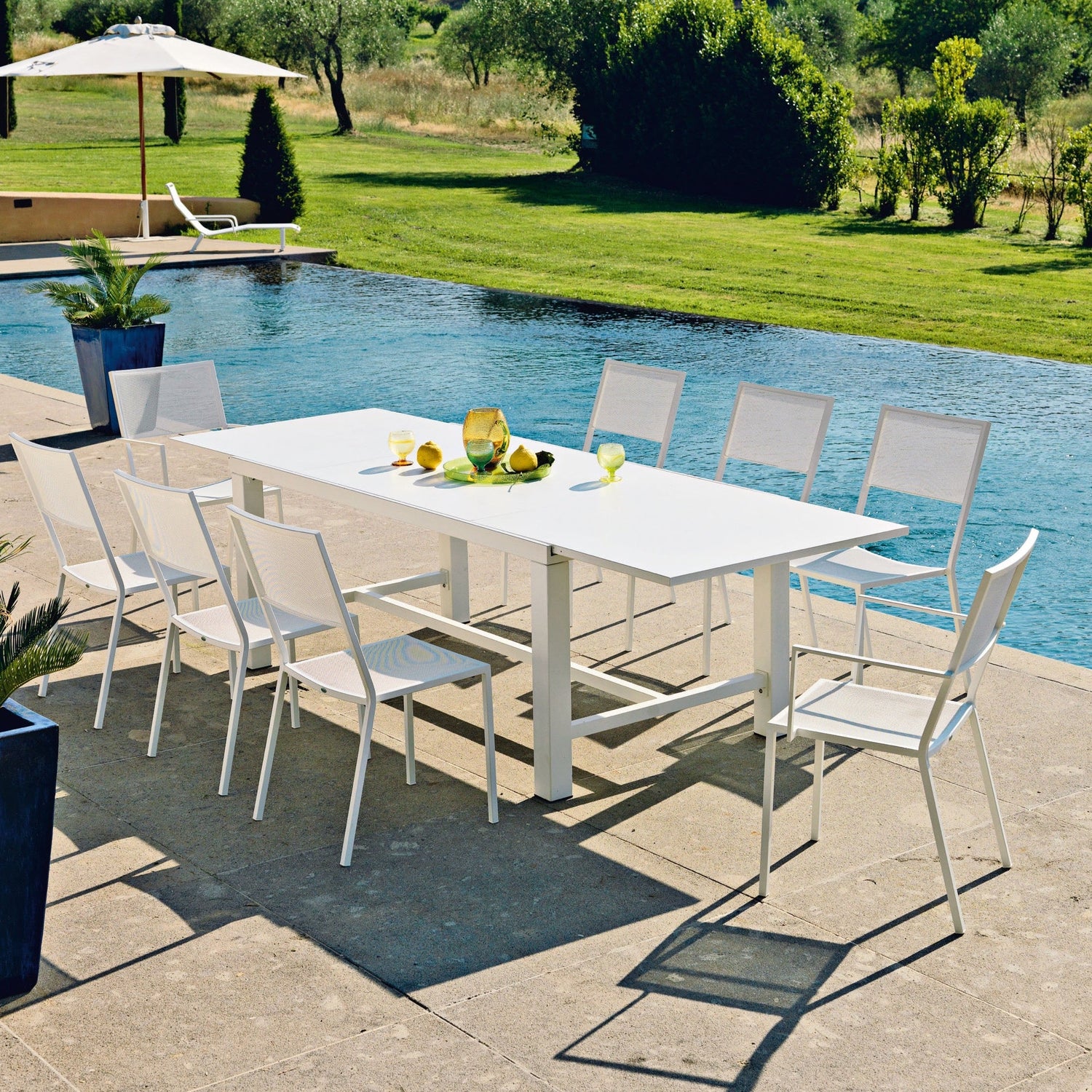 Unopiù Conrad Essstuhl stapelbar – Aluminium auf der Terrasse