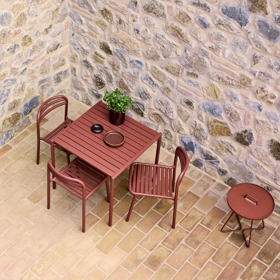 Outdoor-Essgruppe mit Tisch und Stühlen auf der Terrasse