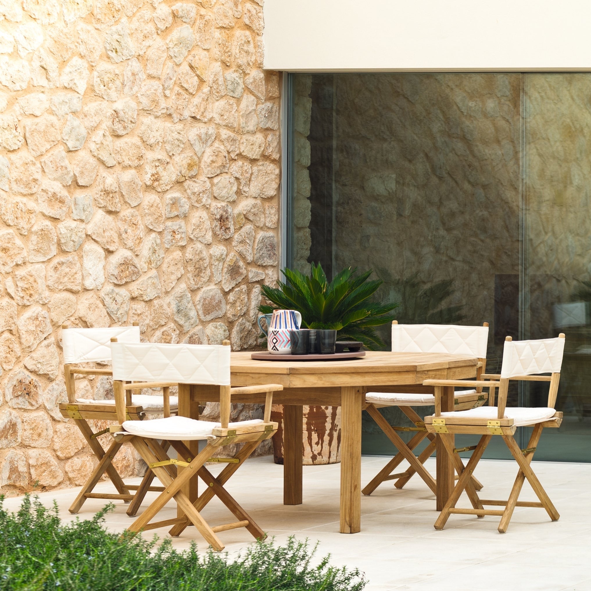 Unopiù Gartenstühle aus Aluminium und Teak auf moderner Terrasse