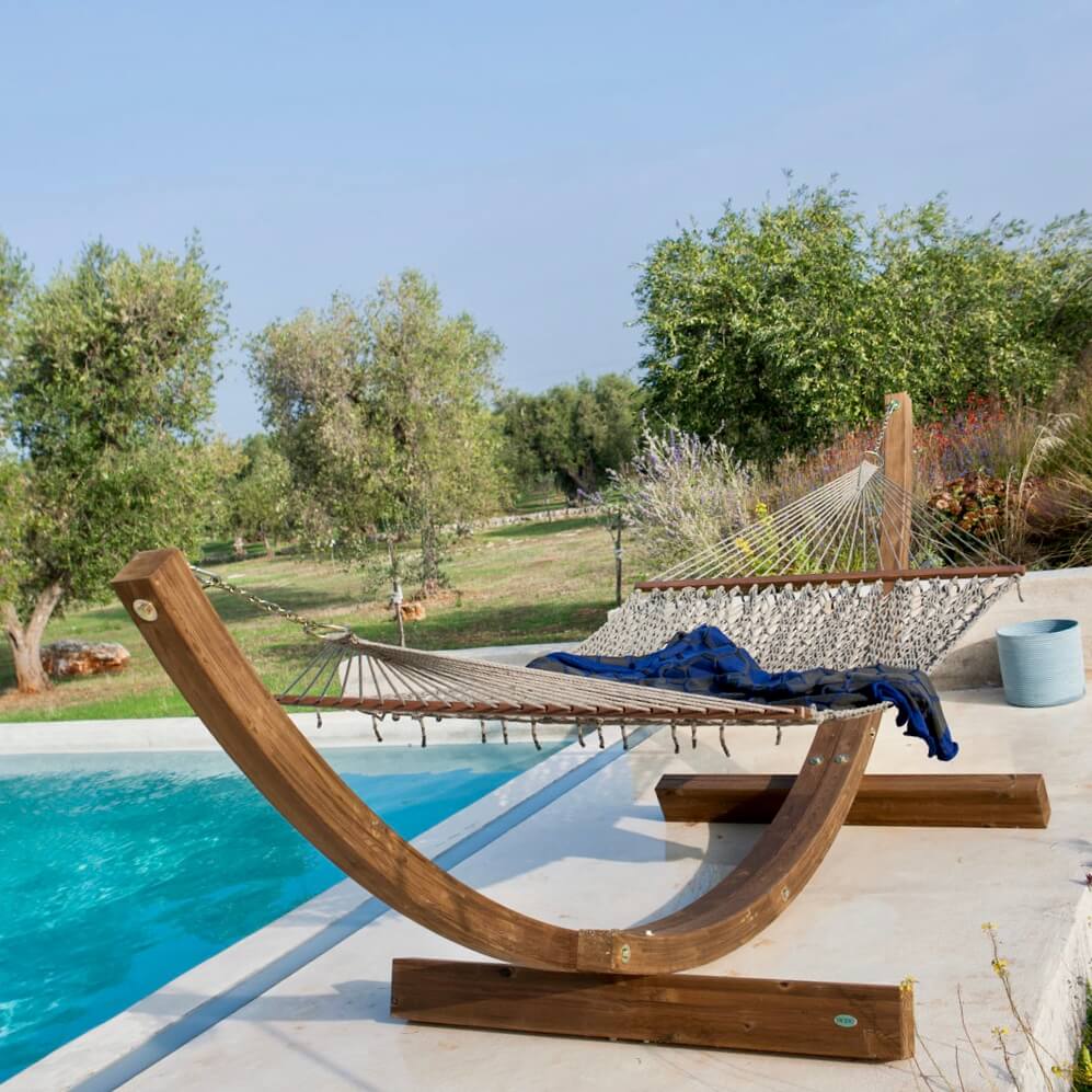 Unopiù Amanda Hängeliege aus Kiefernholz mit weißer Hängematte im Gartenbereich