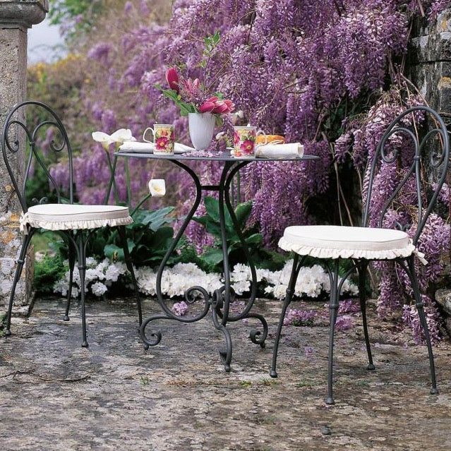 Gartentisch aus Gusseisen im Garten