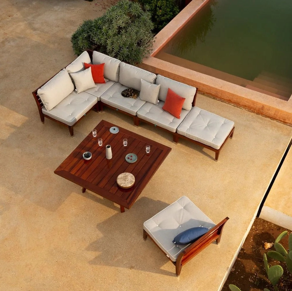 Unopiù C’est la Vie Outdoor-Möbel aus Mahagoni und WaProLace im Poolbereich