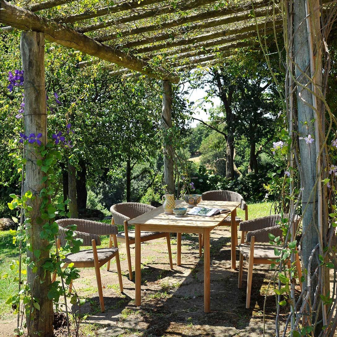 Unopiù Pevero Teakholz Gartenmöbel im Terrassenbereich