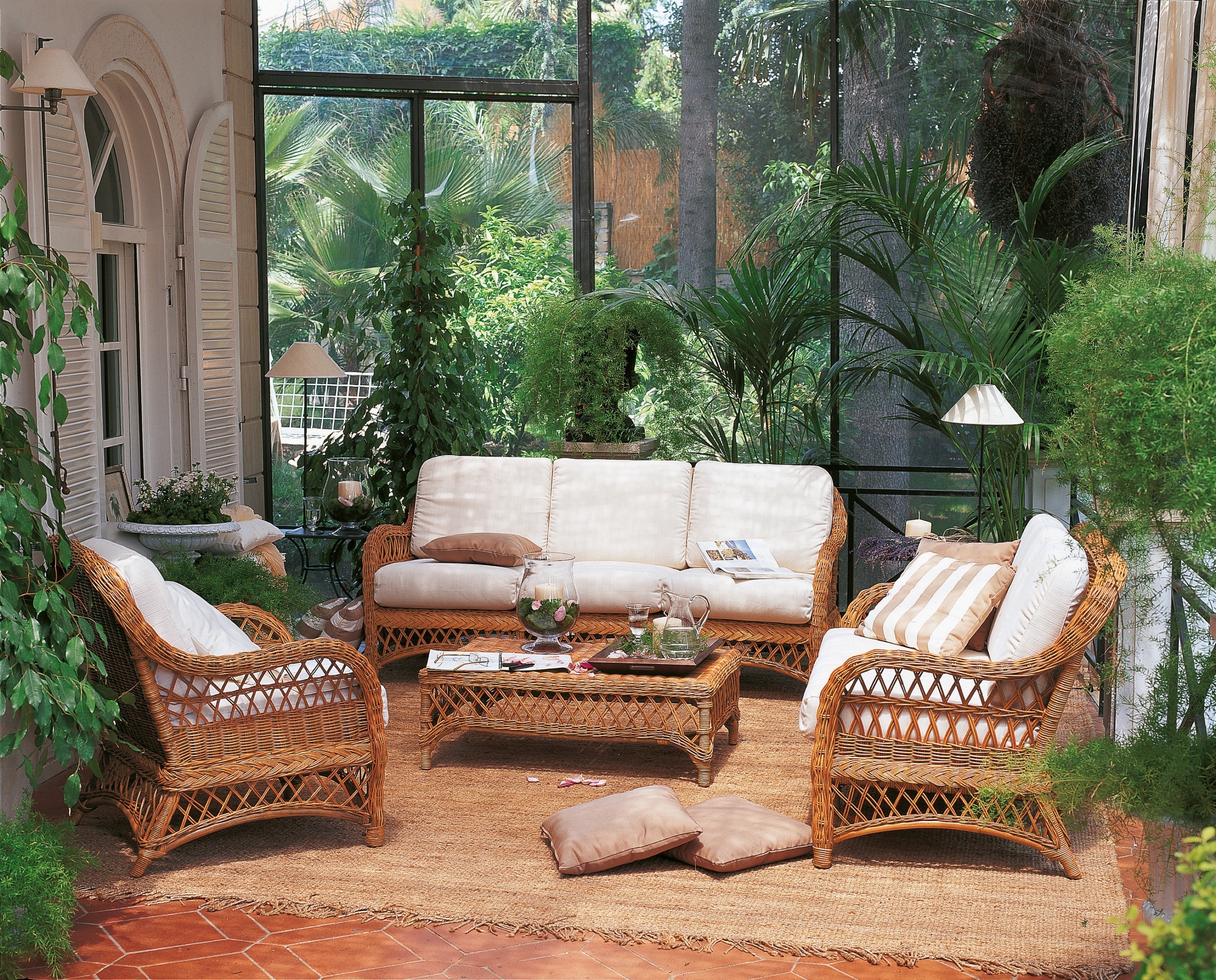 Unopiù Olimpia Outdoor-Lounge mit handgeflochtener WaProLace®-Struktur und weißen Sitzpolstern auf Terrasse