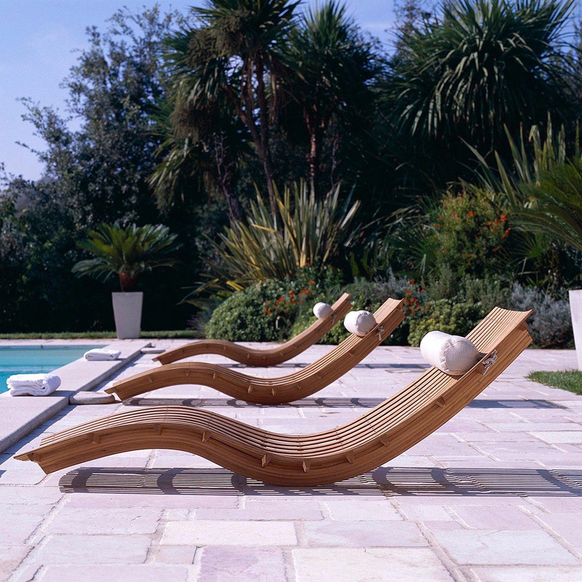 Unopiù Swing Gartenliege aus massivem Teakholz auf Terrasse