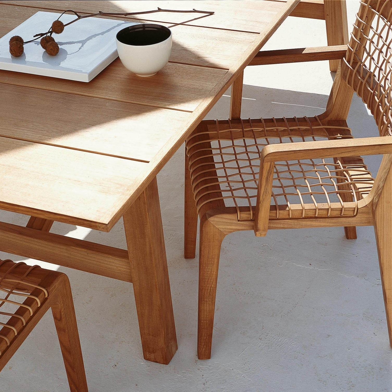 Unopiù Synthesis Esstisch mit Essstühlen aus Aluminium auf Terrasse