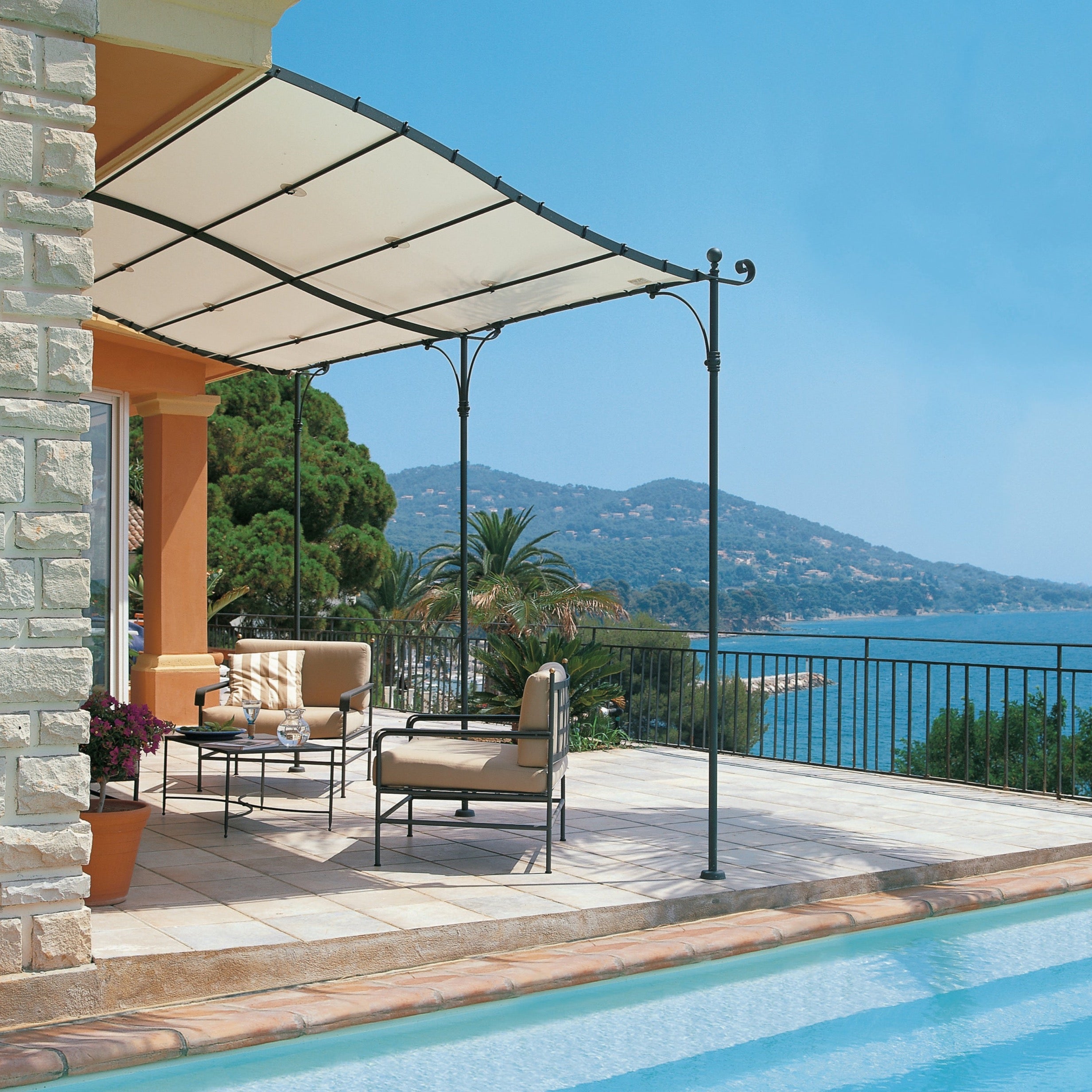 Unopiù Solaire Anbaupergola aus Aluminium an moderner Hausfassade im Terrassenbereich