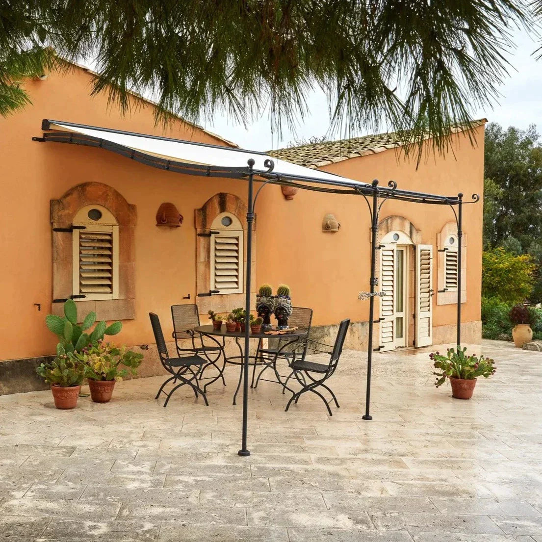 Unopiù Solaire Anbaupergola mit wasserfester Plane an moderner Terrasse montiert
