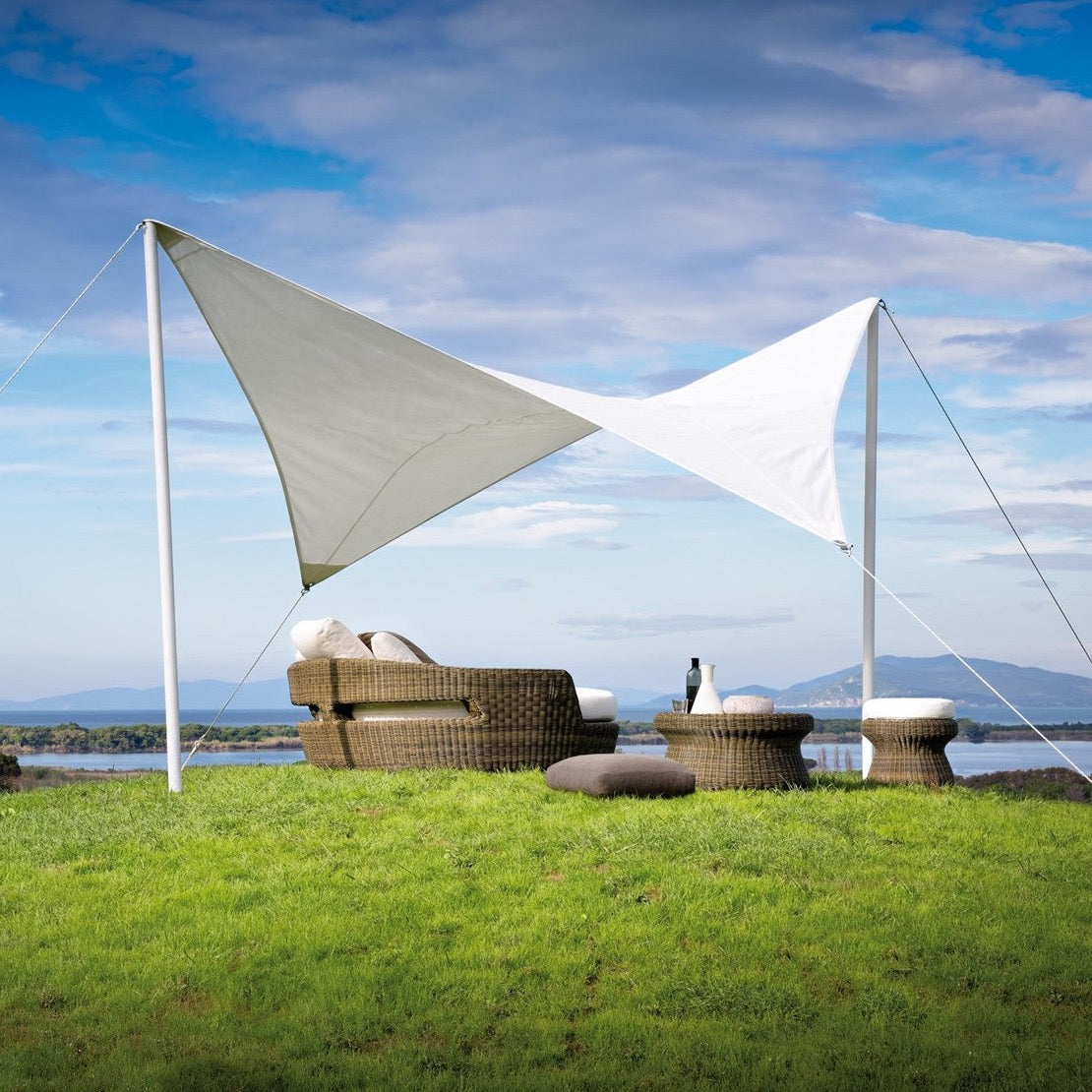 Unopiù Manta Sonnensegel in sechseckiger Form über einer Terrasse im Außenbereich