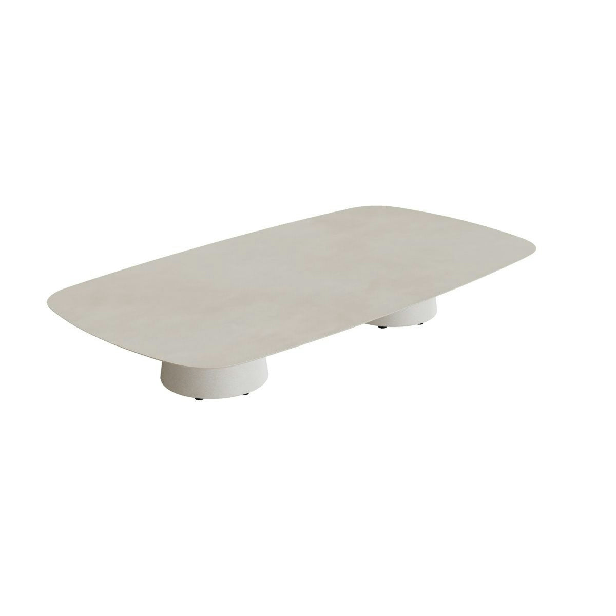 Royal Botania Conix Tisch 220 x 120 cm – niedriger Loungetisch, H 35 cm · Sockel sand (desert) · Keramik zementgrau (Cemento Luminoso)
