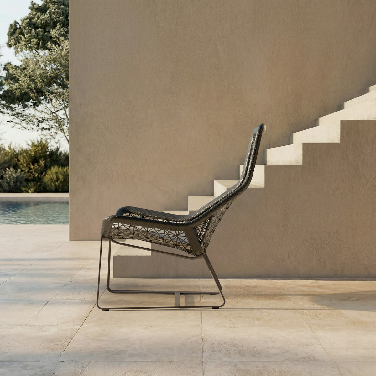 Kettal Maia Relaxsessel mit Aluminiumbeinen – Seitenansicht