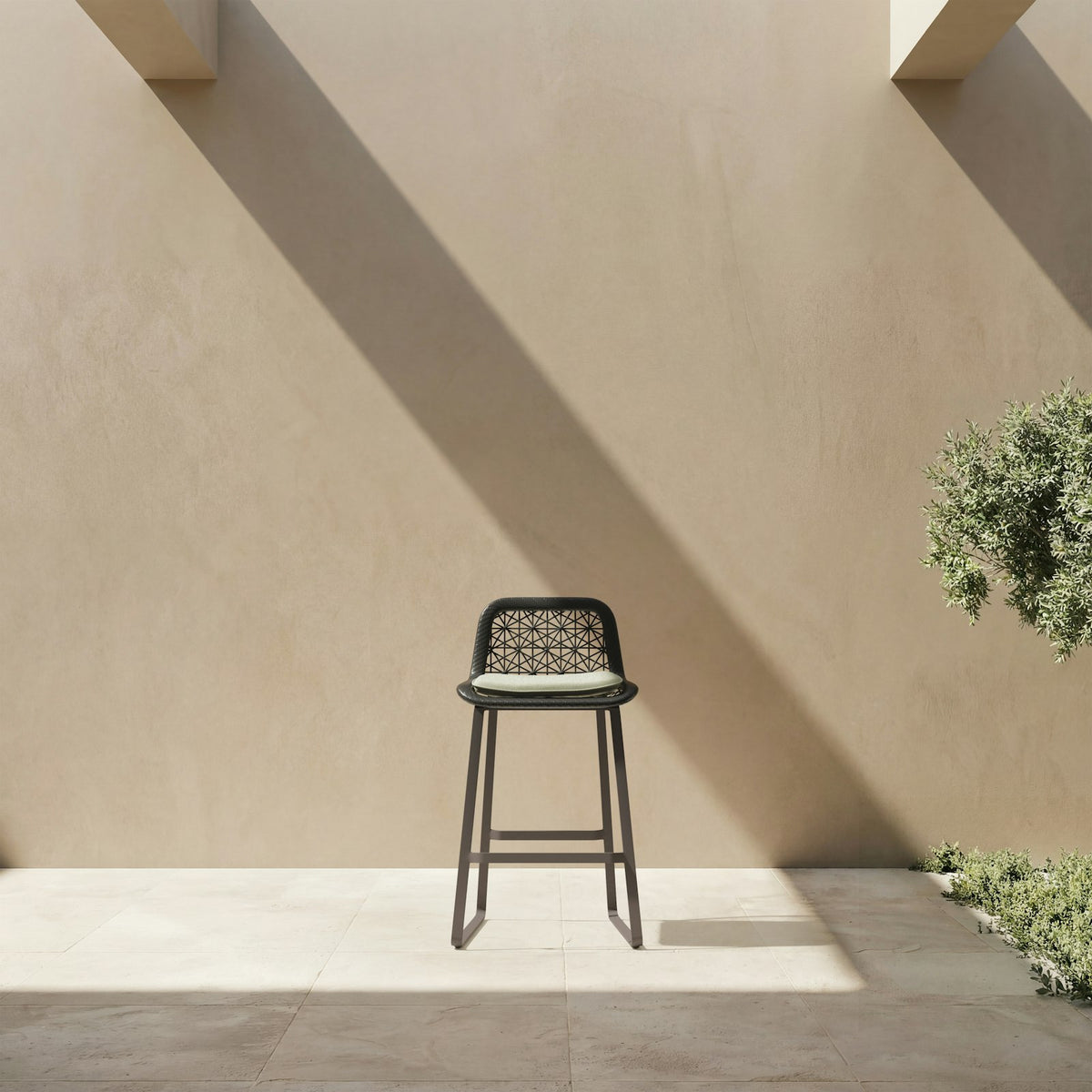 Kettal Maia Barstool – Frontalansicht schräg