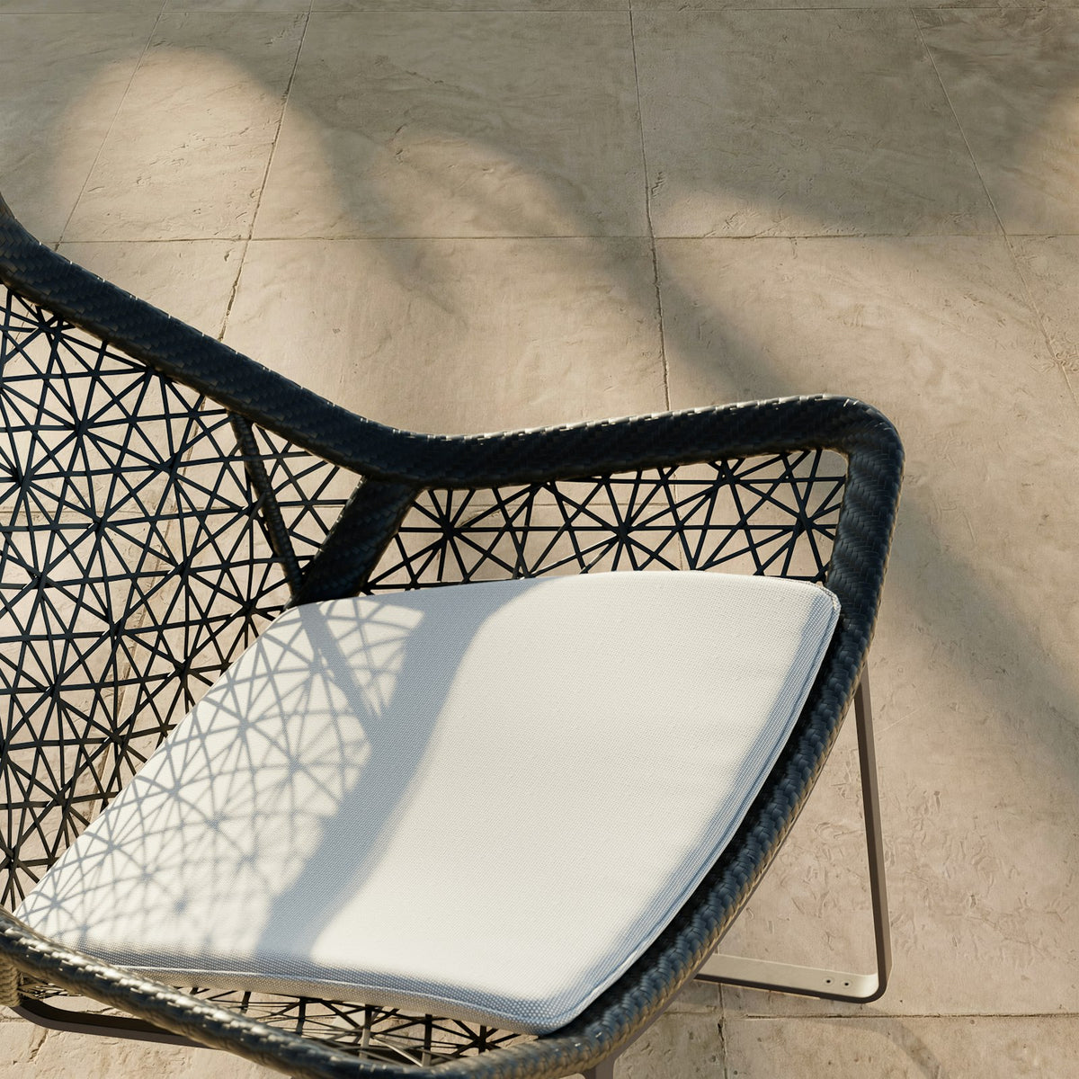 Kettal Maia Relaxsessel mit Aluminiumbeinen – Detailansicht