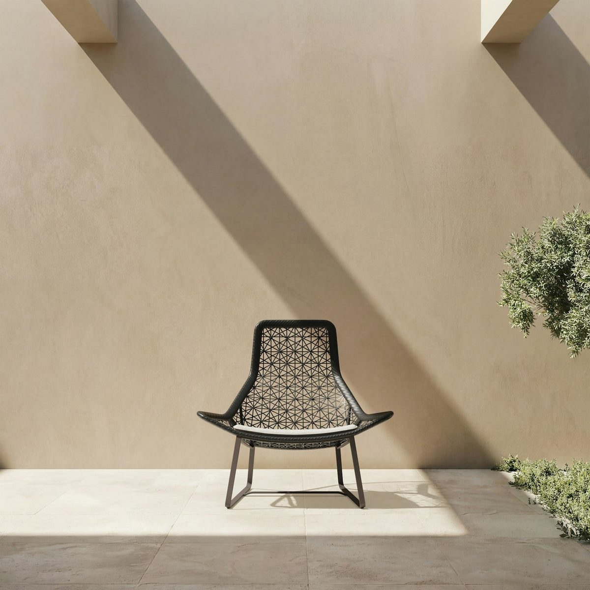 Kettal Maia Relaxsessel mit Aluminiumbeinen – Frontalansicht schräg
