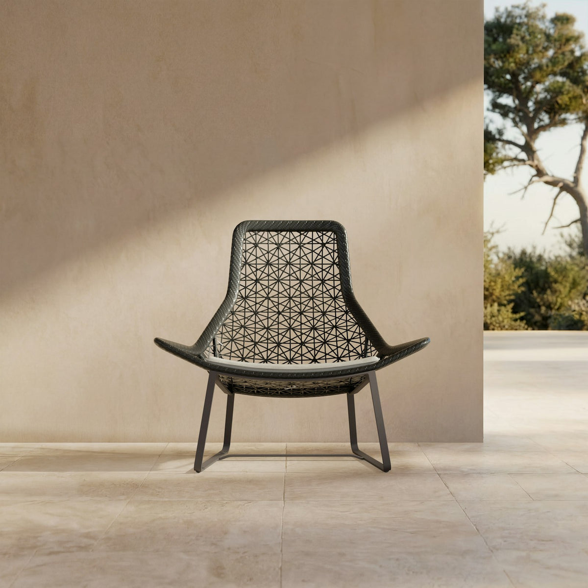 Kettal Maia Relaxsessel mit Aluminiumbeinen – Frontalansicht