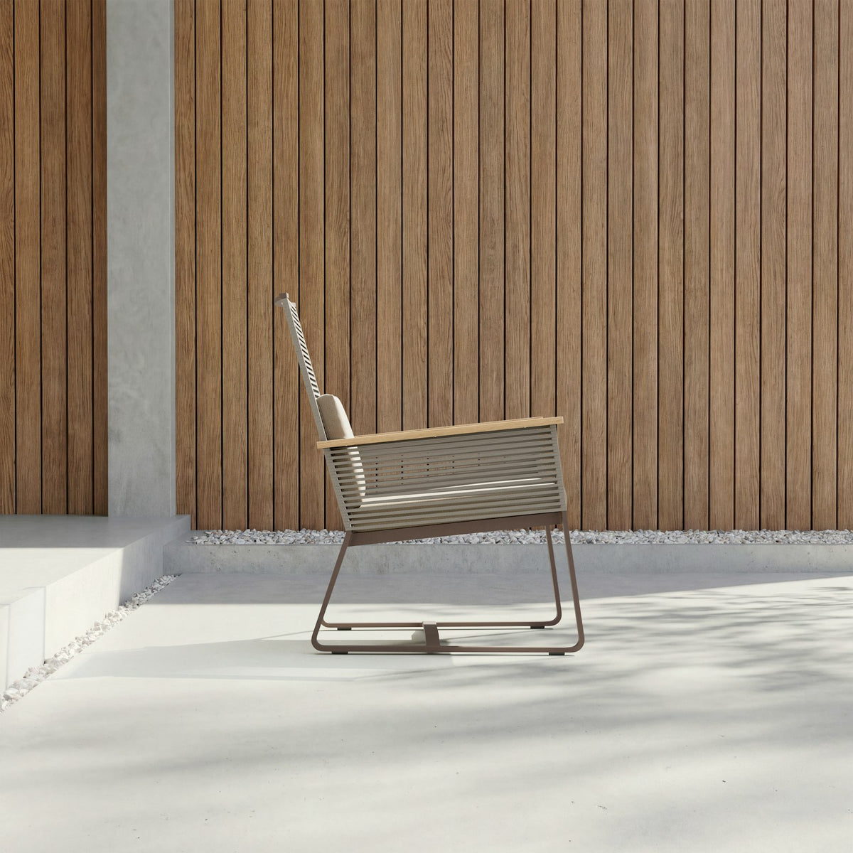 Kettal Landscape Clubsessel mit Teakarmlehnen – Seitenansicht