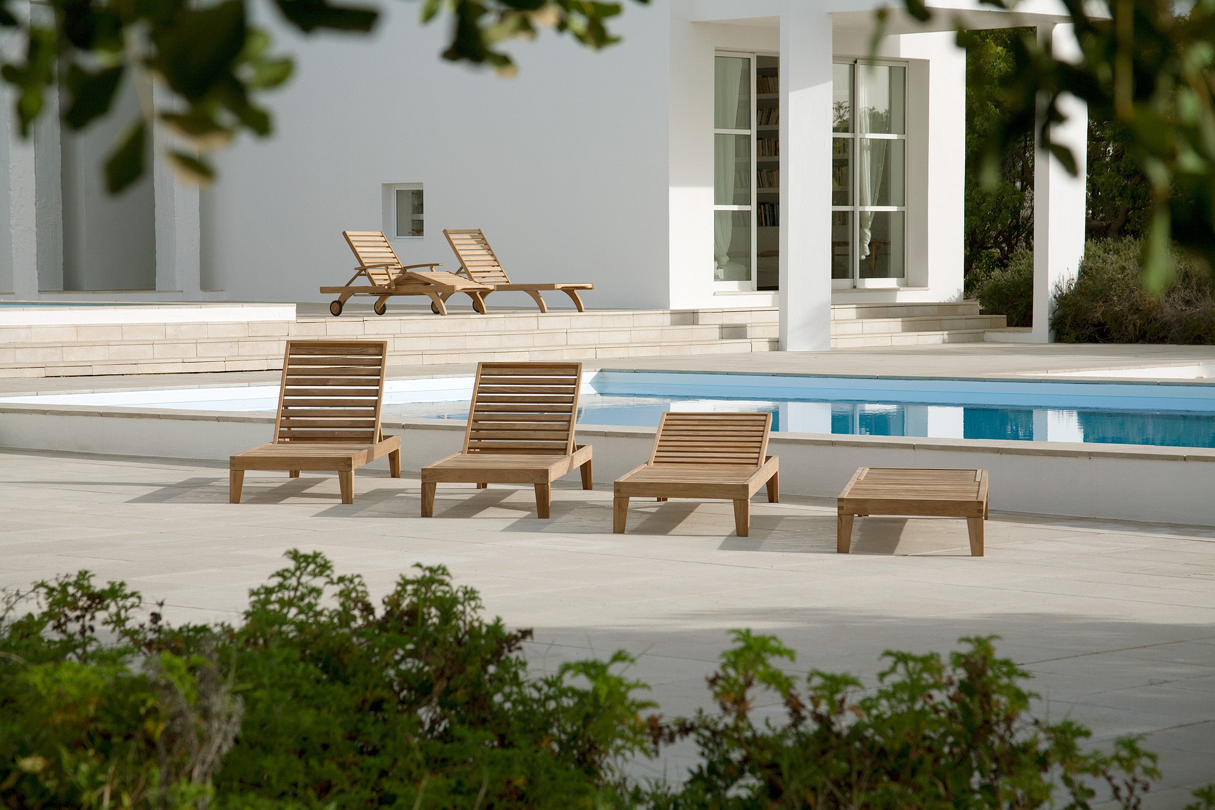 Capri Teakholz Liege mit komfortabler, verstellbarer Rückenlehne und robustem Design für entspannte Stunden im Freien, einfach mit anderen Liegen kombinierbar.