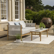 Das Cocoon Sofa von Barlow Tyrie bietet Komfort und Stil für Ihren Garten. Mit einem robusten Aluminiumrahmen und Teakholzbeinen ist es ideal für den Außenbereich. Es enthält bequeme Kissen, die aus strapazierfähigem Sunbrella-Stoff gefertigt sind. Die Kissen haben die Farbe Chalk. Perfekt für die Terrasse, den Balkon oder den Garten. Entspannen Sie im Freien und genießen Sie das elegante Design.