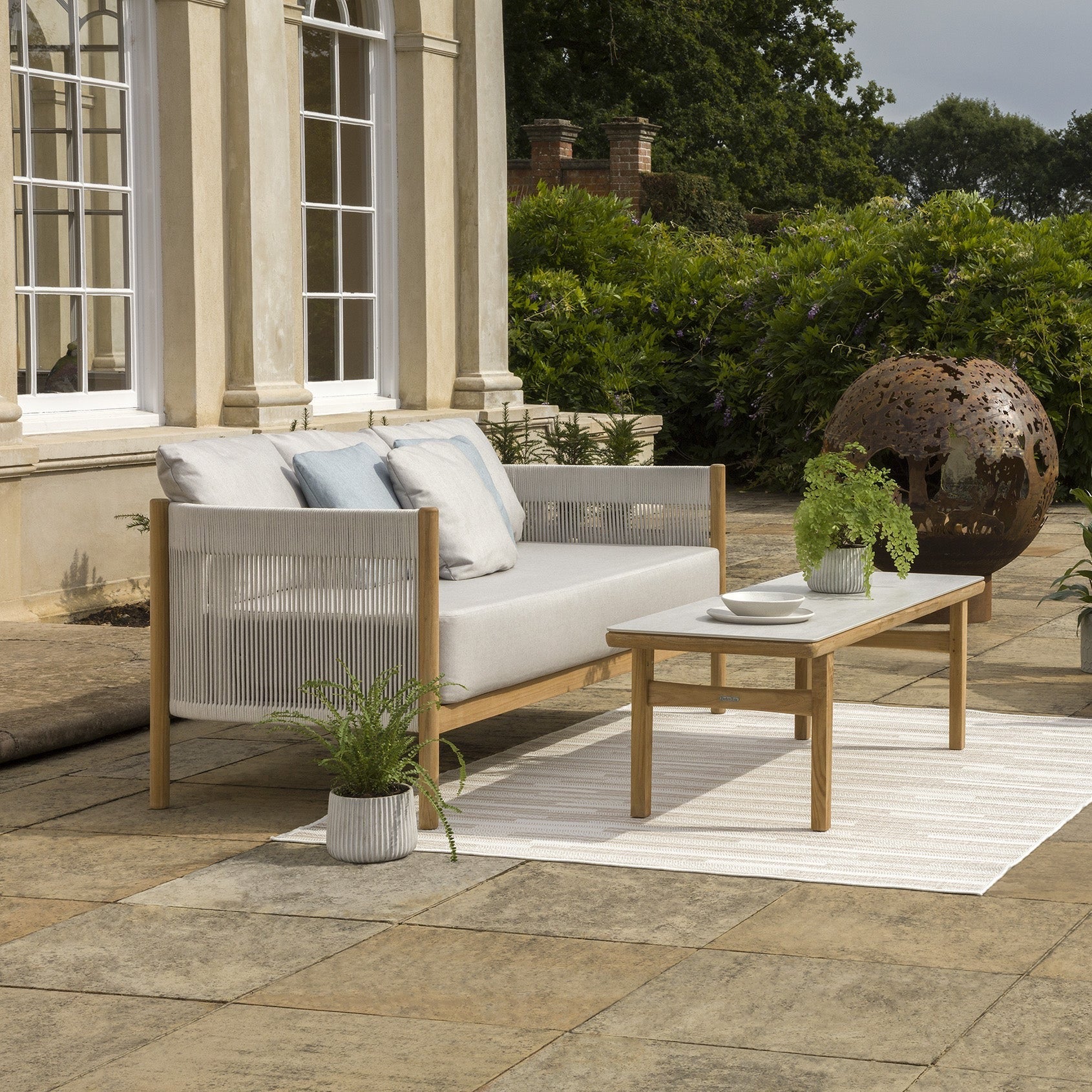 Das Cocoon Sofa von Barlow Tyrie bietet Komfort und Stil für Ihren Garten. Mit einem robusten Aluminiumrahmen und Teakholzbeinen ist es ideal für den Außenbereich. Es enthält bequeme Kissen, die aus strapazierfähigem Sunbrella-Stoff gefertigt sind. Die Kissen haben die Farbe Chalk. Perfekt für die Terrasse, den Balkon oder den Garten. Entspannen Sie im Freien und genießen Sie das elegante Design.