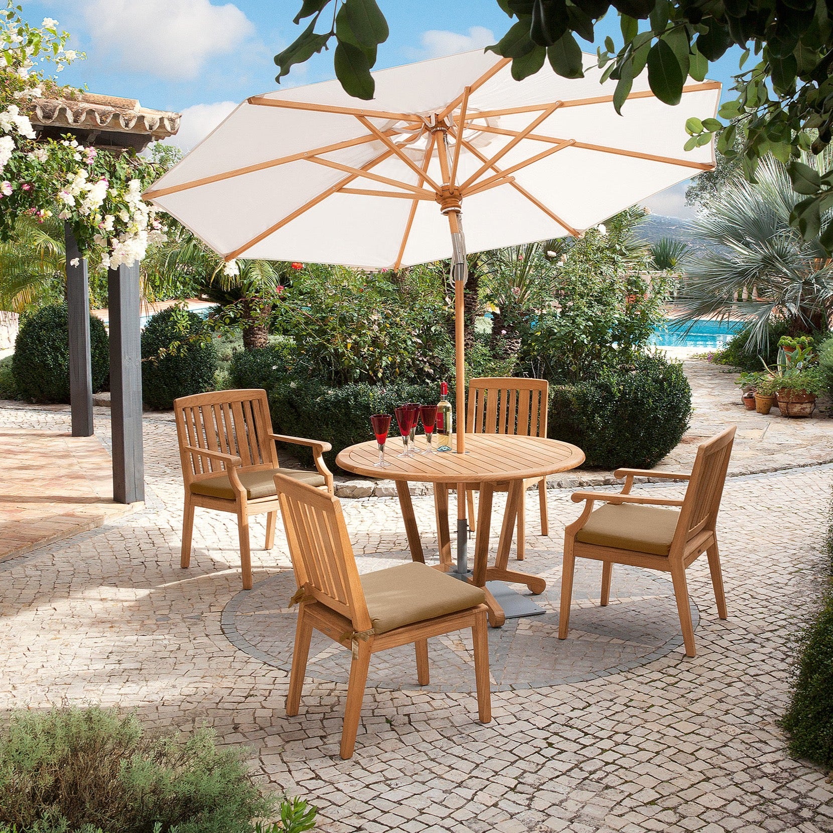 Chesapeake Esstisch Ø 115 cm

Durchmesser: 115 cm
Höhe: 74 cm
Platz für 4-6 Personen
Mit Sonnenschirmloch für Schutz vor Sonne
Robustes Design für den Außenbereich
Elegante Kanten und traditionelle Details
Dieser Tisch ist perfekt für gemütliche Mahlzeiten im Garten, auf der Terrasse oder im Freien. Er schützt Sie vor der Sonne und bietet Platz für Familie und Freunde. Ideal für alle, die funktionale und stilvolle Möbel suchen.