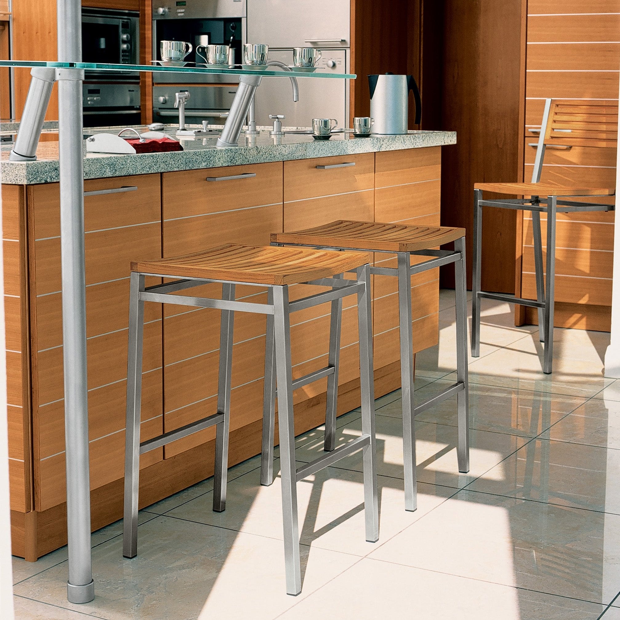 Der Equinox Barhocker ist ein hochwertiges Möbelstück aus Edelstahl und Teakholz. Er ist robust, wetterfest und ideal für den Einsatz im Freien geeignet.