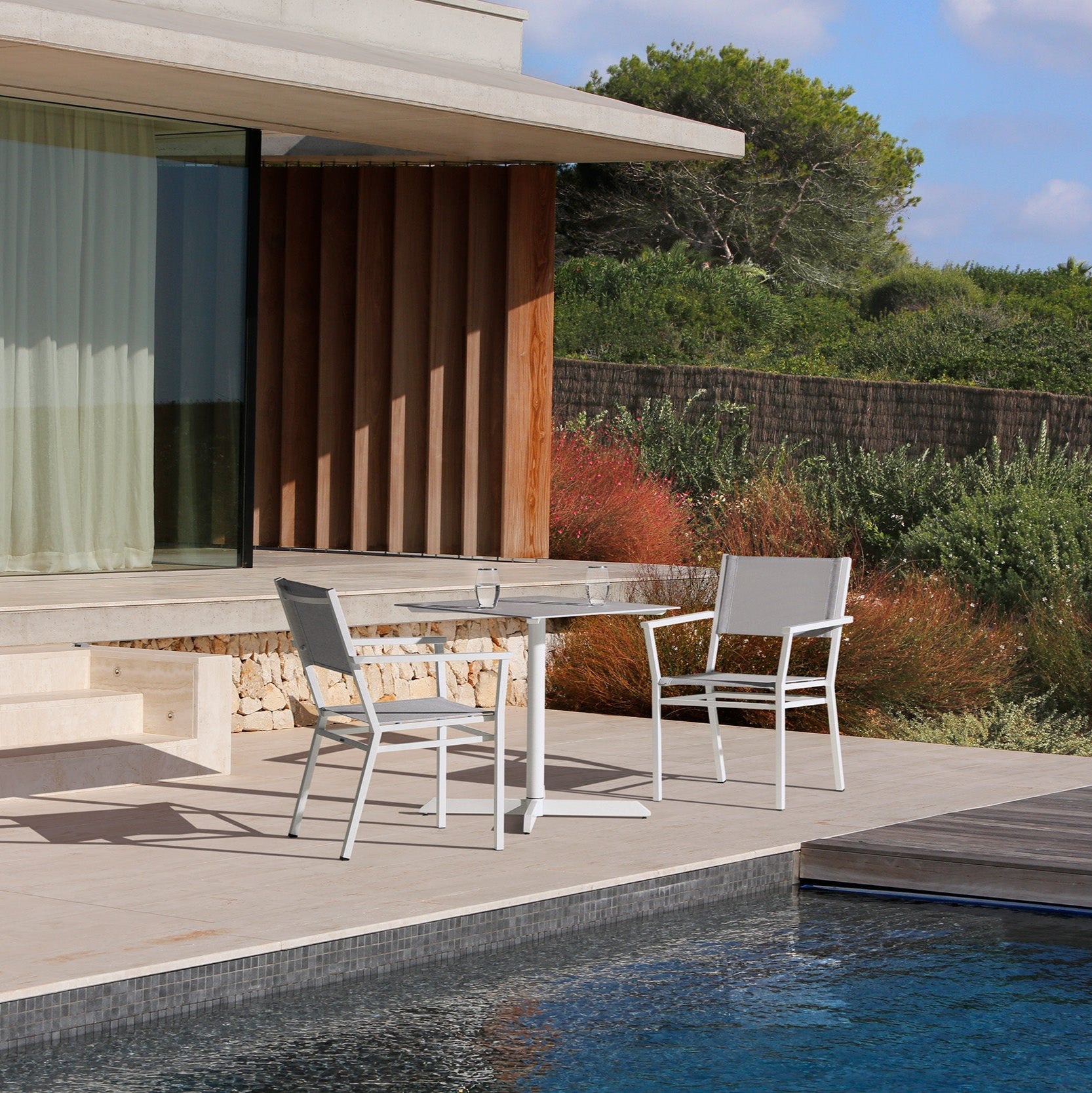 Barlow Tyrie I Equinox Stuhl mit Armlehnen pulverbeschichtet