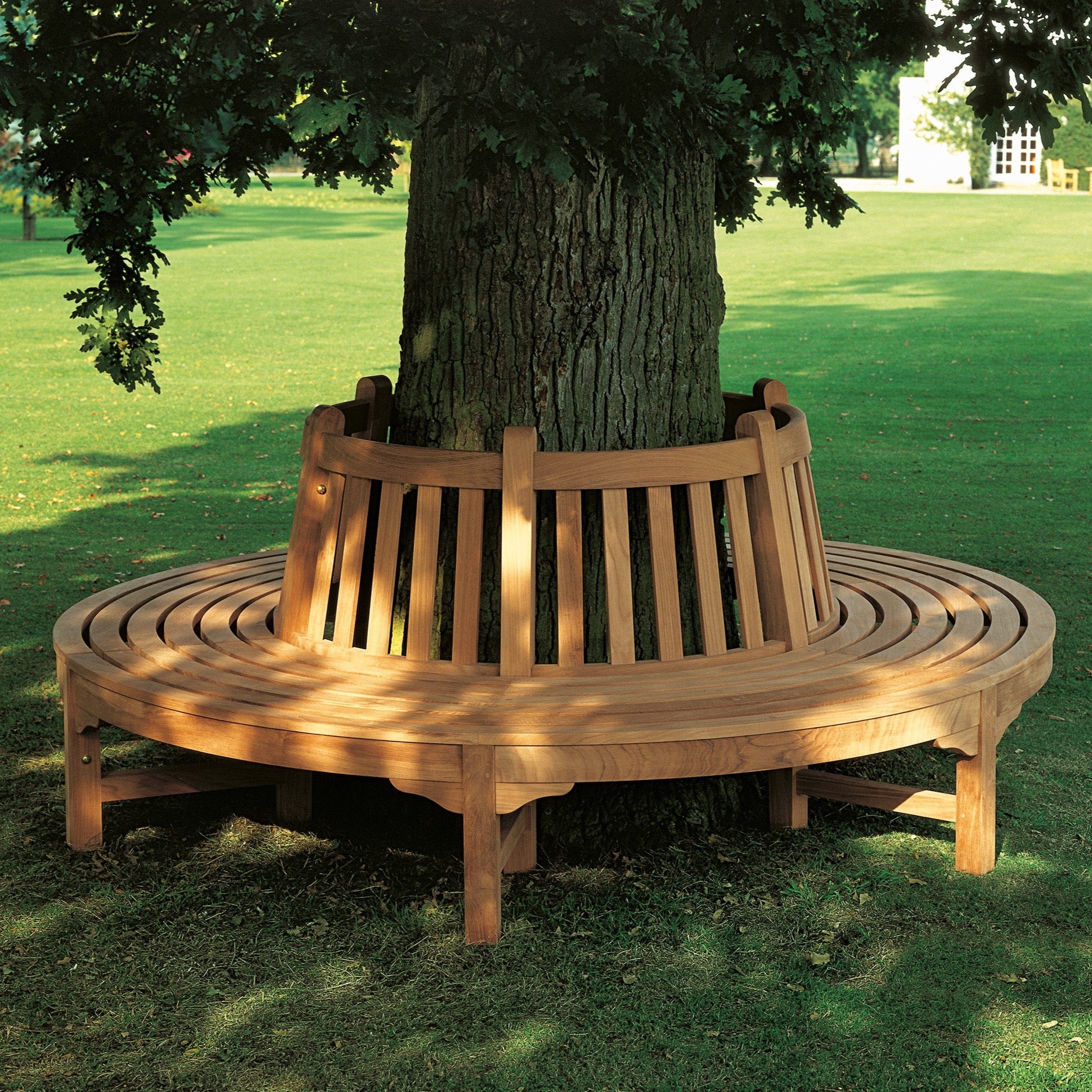 Runde Gartenbank für Bäume mit einem Durchmesser von 220 cm.
Zwei separate Hälften, die mit Messingschrauben verbunden werden.