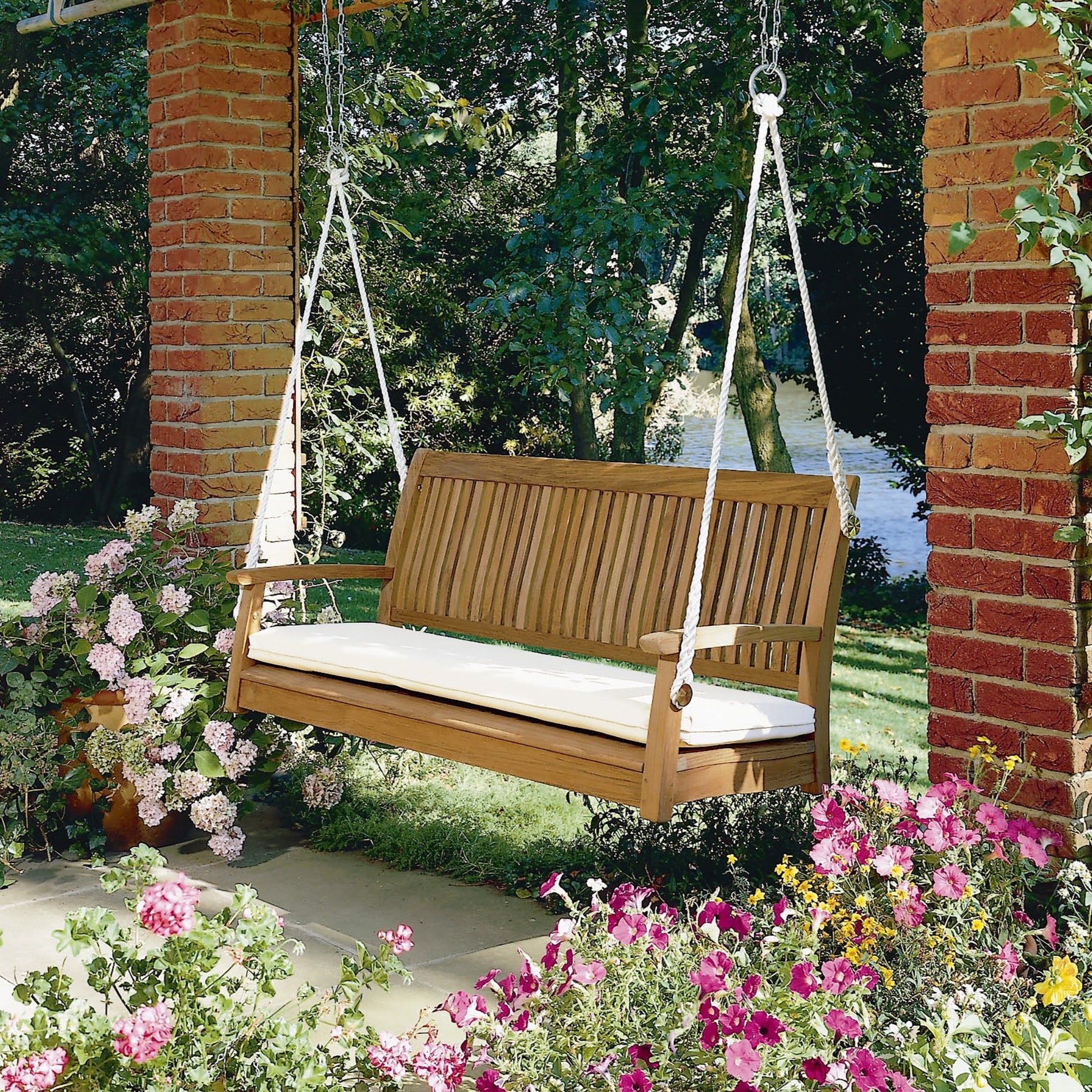 Barlow Tyrie Monaco Gartenschaukel: Komfort für den Garten
Sanfte, geschwungene Form für optimalen Komfort