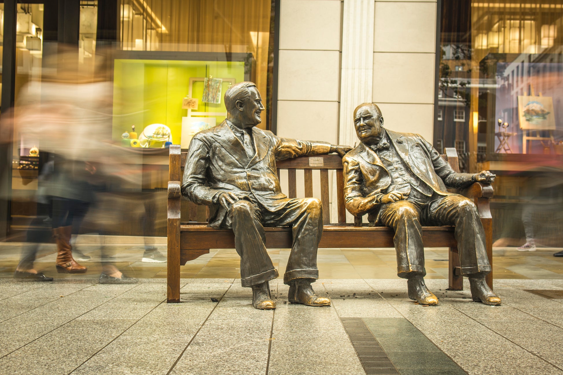 Barlow Tyrie Rothesay Sitzbank mit einer Breite von 182 cm, ideal für Parkanlagen oder große Gärten. Die Bank kann mit einer persönlichen Inschrift oder einer Bronzetafel versehen werden.