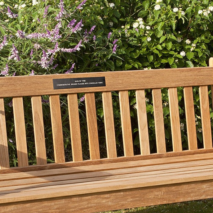 Elegante und stabile Barlow Tyrie Rothesay Sitzbank (182 cm) für den Außenbereich. Optionale Sicherheitsanker für öffentliche Bereiche und Platz für individuelle Inschriften oder Bronzetafeln.