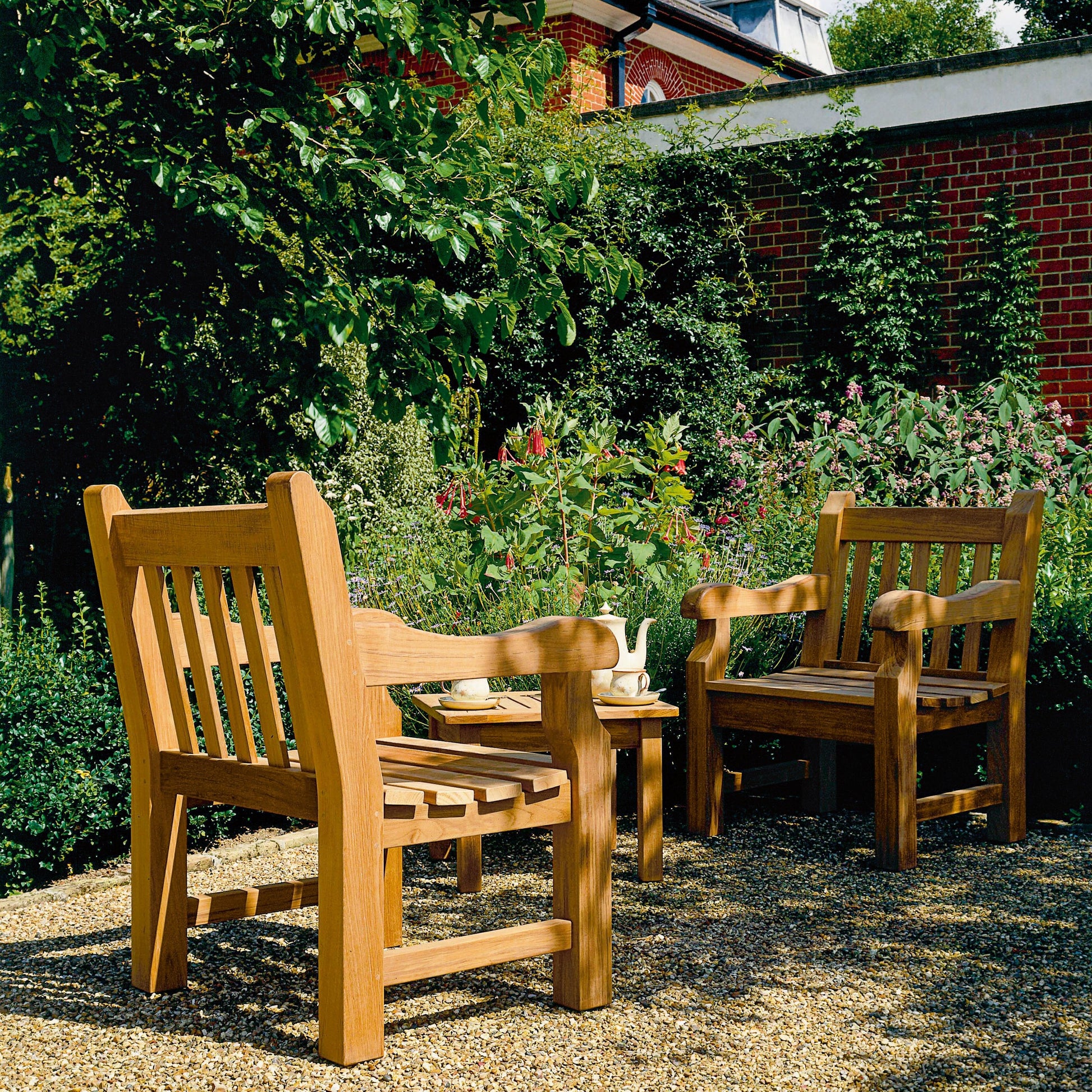 Barlow Tyrie Rothesay Armlehnensessel – Detailansicht Teak und Verarbeitung