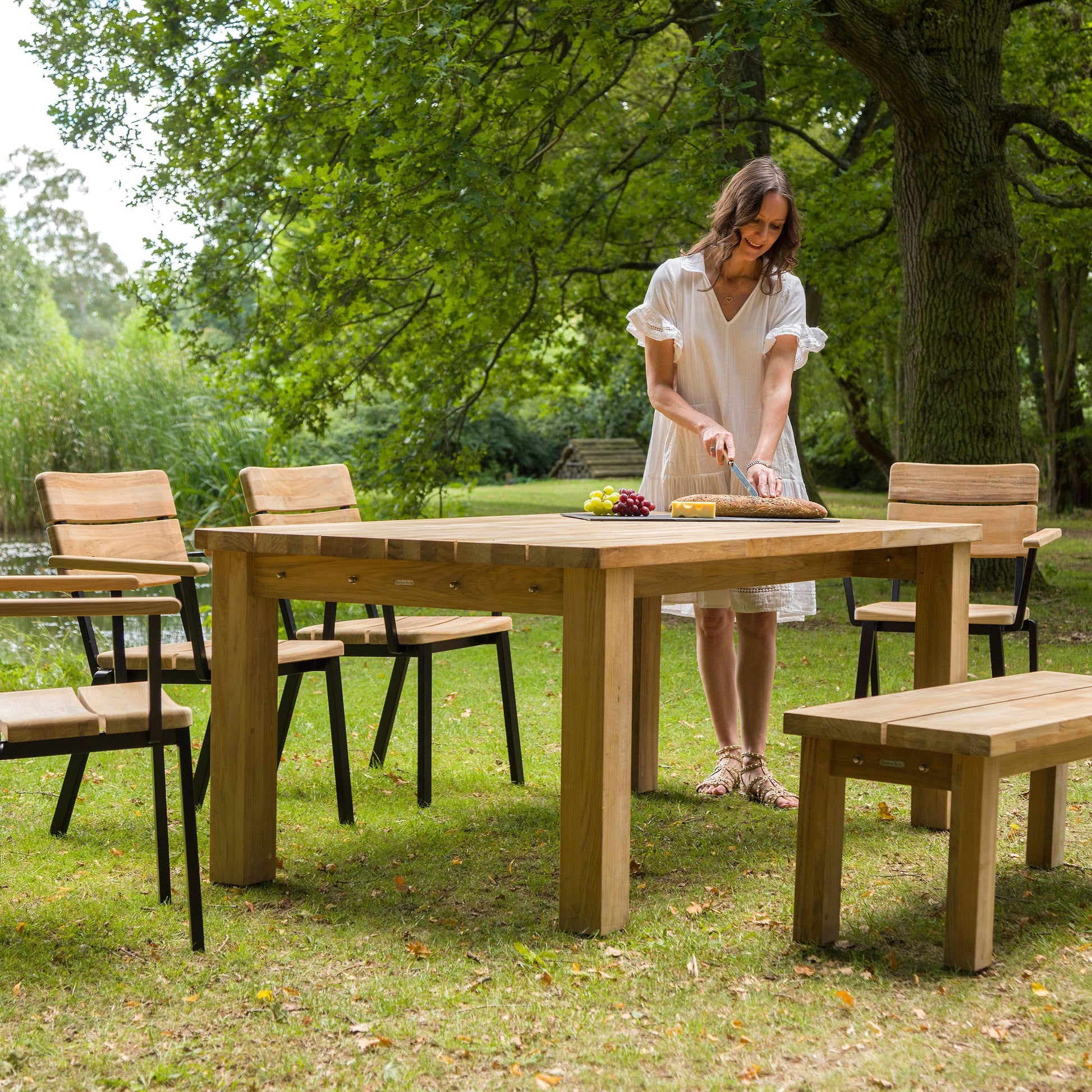 Die Tischplatte misst 180 cm in der Länge und 99 cm in der Breite, ideal für 6-8 Personen.