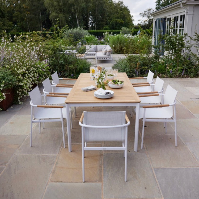 Die Sitzfläche ist aus einem textilen Material, das sich leicht rau anfühlt und etwas nachgibt.