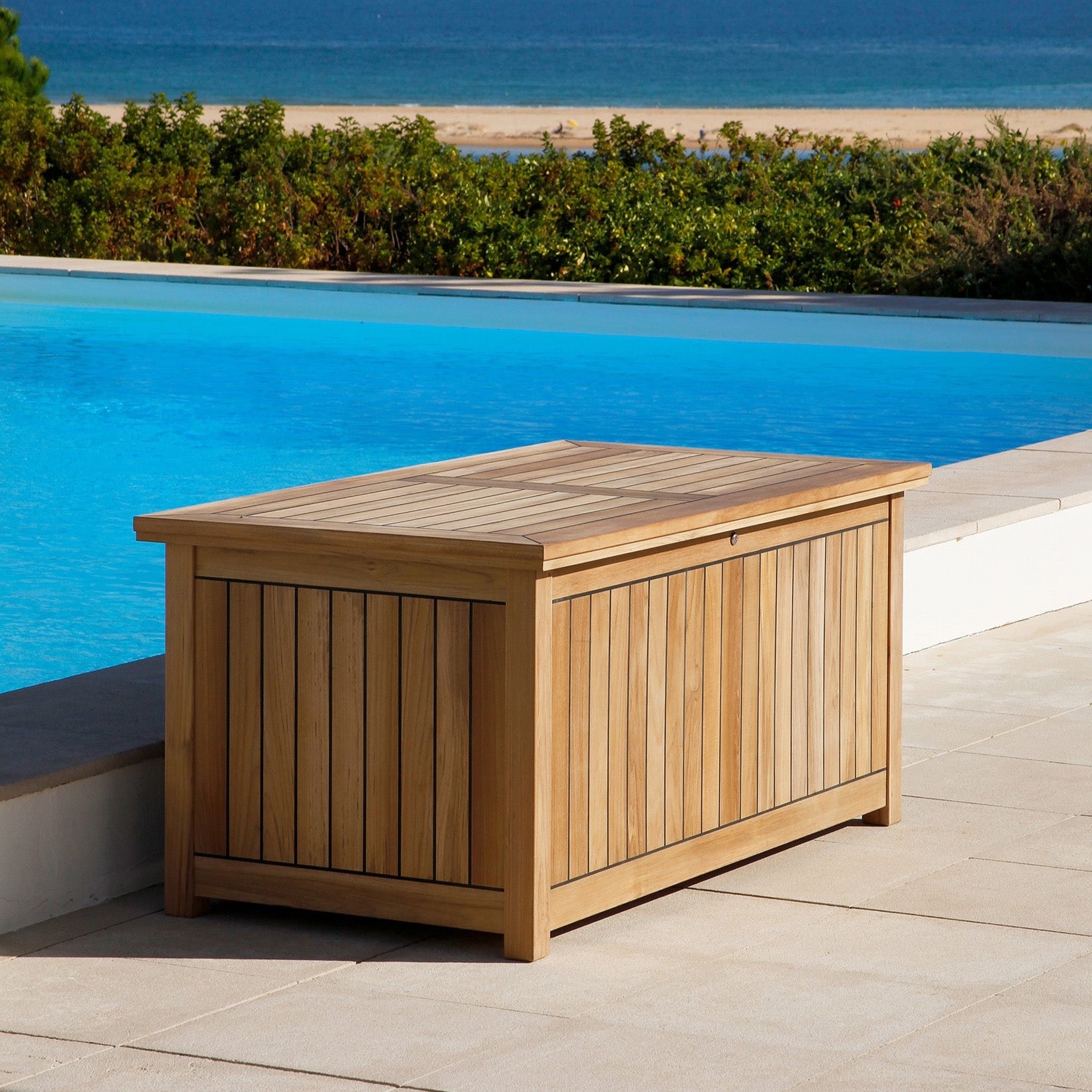 Die Truhe ist robust, mit Sikaflex® Polyurethan abgedichtet und gegen Witterung geschützt.