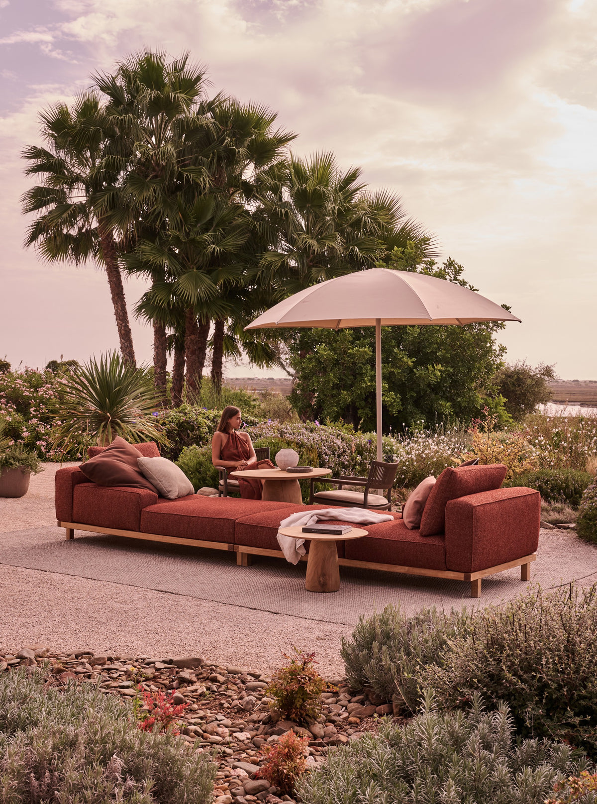 Tribù Verna Sonnenschirm Ø 270 cm neben einer Tribù Loungegruppe