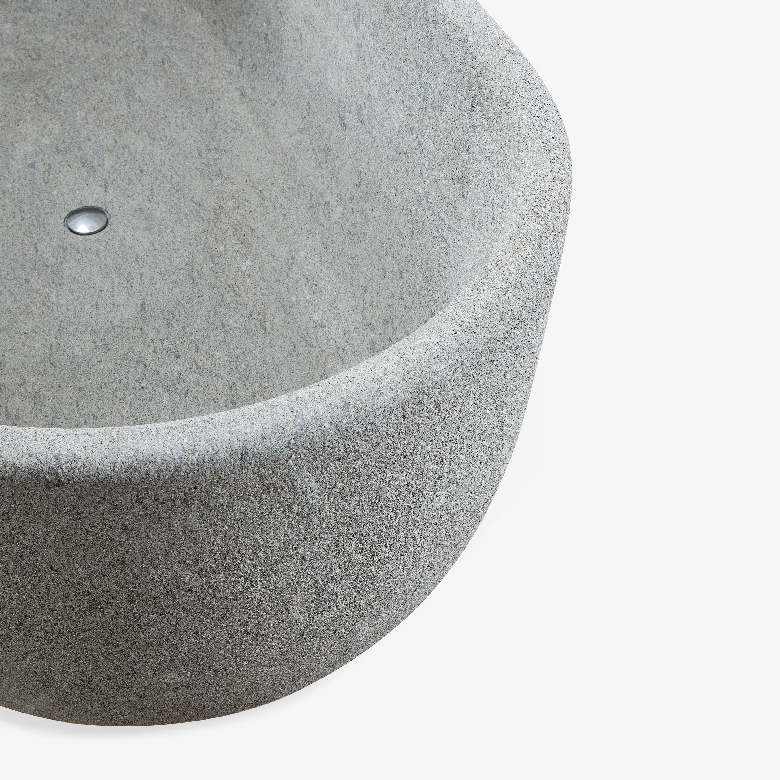 Aqua By VELTHA® – Monolithisches Wasserbecken aus Peperino Naturstein