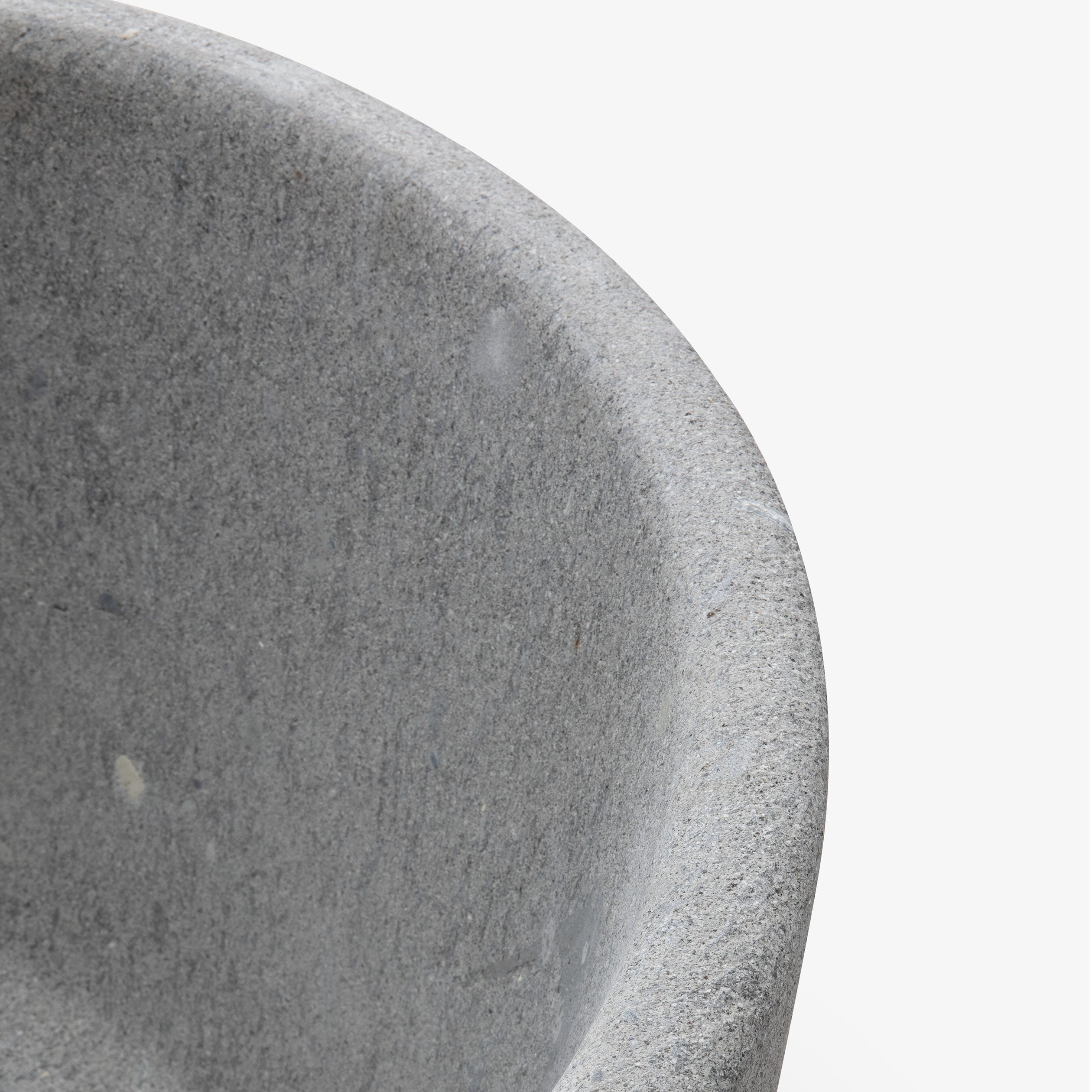 Aqua By VELTHA® – Monolithisches Wasserbecken aus Peperino Naturstein