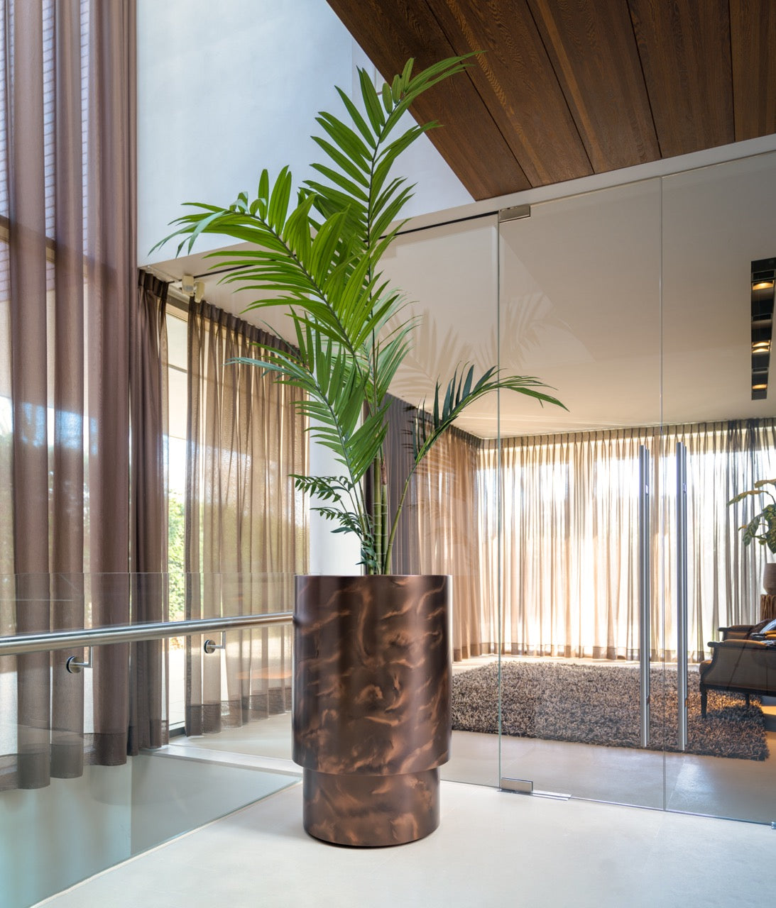 Das Pflanzgefäß bietet eine großartige Möglichkeit, grüne Akzente zu setzen und eine Wohlfühlatmosphäre im Freien zu schaffen.