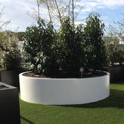 Der Circum Aluminium-Pflanzkübel von Adezz ist ein stilvolles und funktionales Pflanzgefäß für den Außenbereich.