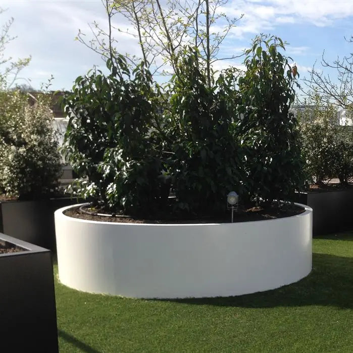 Der Circum Aluminium-Pflanzkübel von Adezz ist ein stilvolles und funktionales Pflanzgefäß für den Außenbereich.