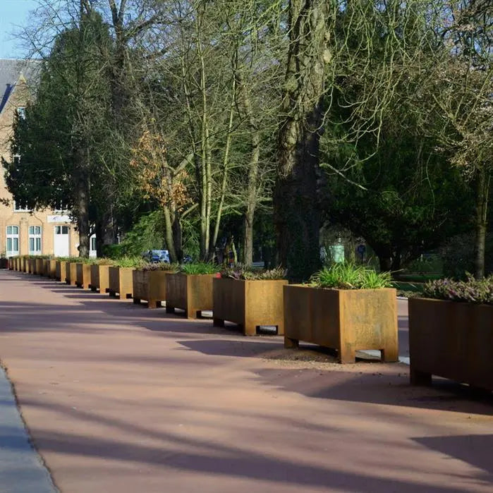 Pflanzkübel CARREZ aus Cortenstahl: Witterungsbeständig, langlebig und mit einer einzigartigen Rostpatina. Perfekt für private und gewerbliche Anwendungen.