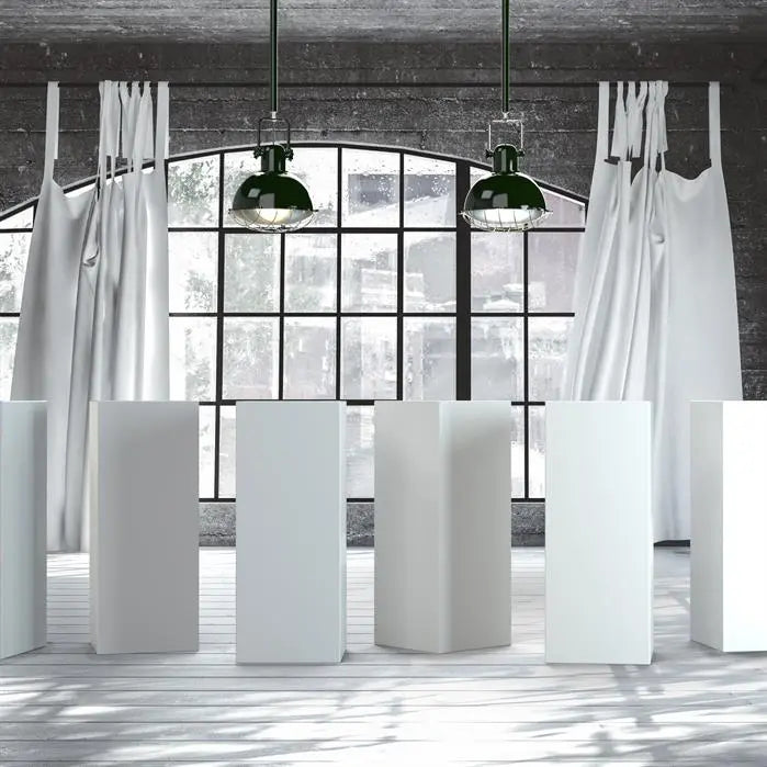 Der Adezz-Sockel aus Aluminium bietet eine stabile, langlebige Basis für Ihre Statuen, Feuerschalen oder Kunstwerke. Seine wetterfeste Oberfläche und moderne Farben wie Verkehrsweiß und Tiefschwarz machen ihn zu einem dekorativen Highlight.