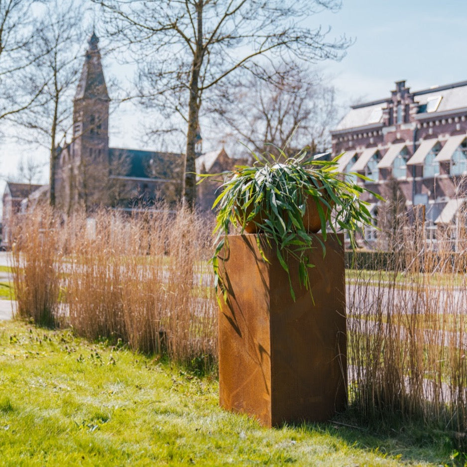 Der Sockel hat eine natürliche Rostoptik in warmem Orangebraun.
